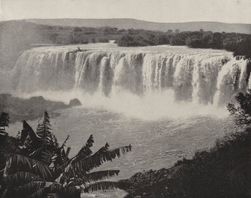 شلالات جواناكاتلان (صورة b / w) بواسطة المصور الأمريكي (بعد)