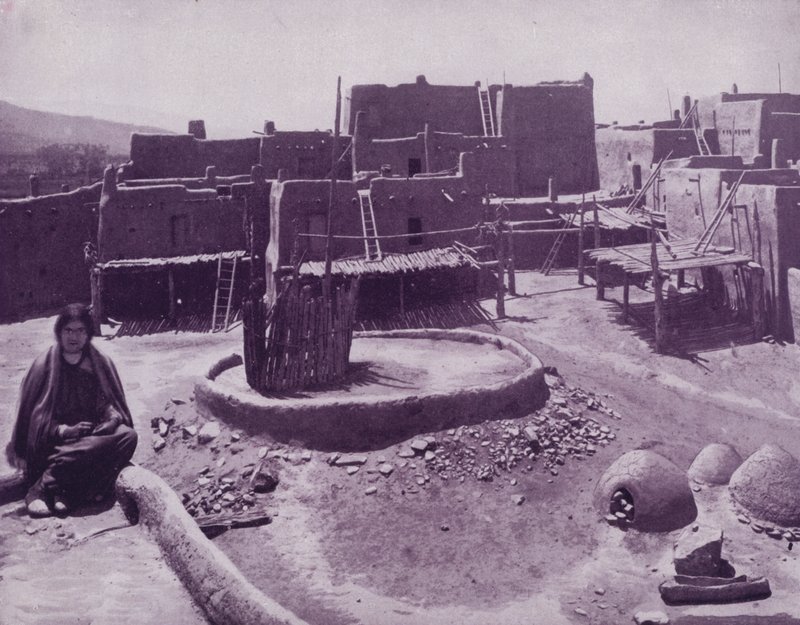 المحكمة الداخلية لبلدة بويبلو ، أريزونا (b / w photo) بواسطة المصور الأمريكي (بعد)