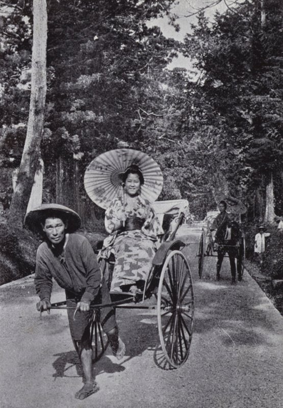 Japanese girls in jinrikshas (b/w photo) بواسطة المصور الأمريكي (بعد)