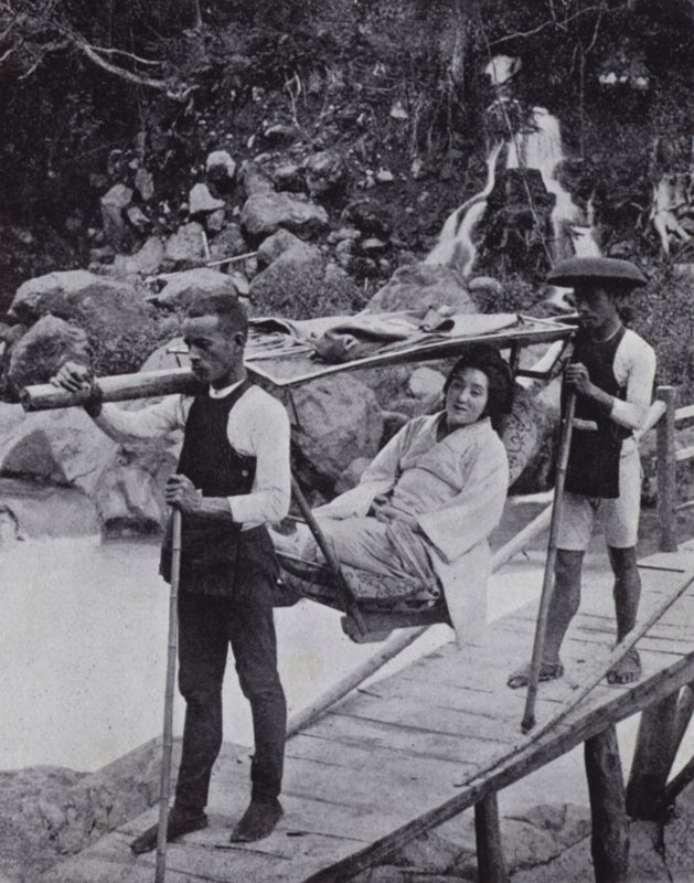 سيدة يابانية تعبر نهر Daiya بالقرب من Nikko (b / w photo) بواسطة المصور الأمريكي (بعد)