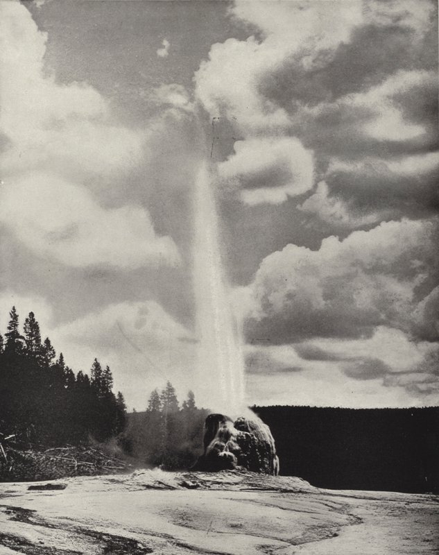 Lone Star Geyser, Yellowstone, Wyoming (b/w photo) بواسطة المصور الأمريكي (بعد)