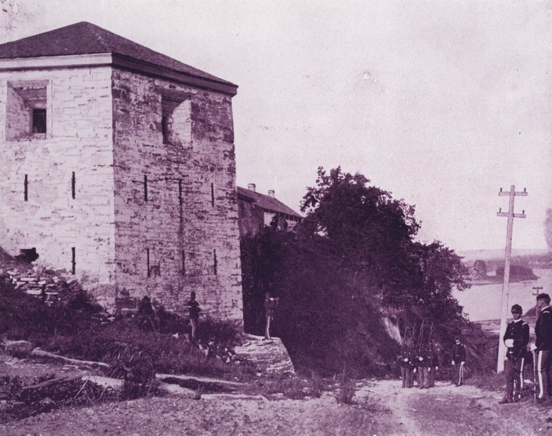 Old Fort Snelling ، على نهر المسيسيبي (b / w photo) بواسطة المصور الأمريكي (بعد)