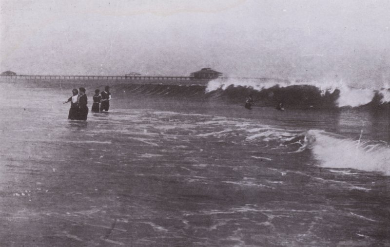 أولد أوركارد بيتش ، مين: The Surf (b / w photo) بواسطة المصور الأمريكي (بعد)