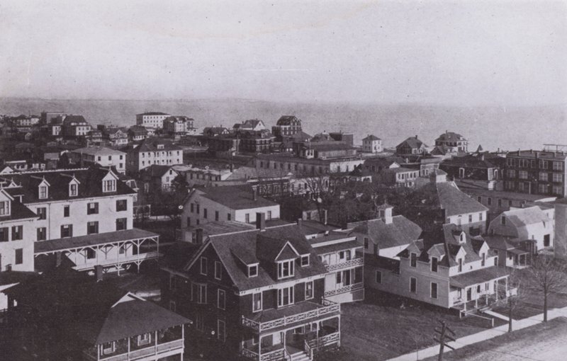 Old Orchard Beach ، مين: القرية التي تطل شرقًا من Old Orchard House (b / w photo) بواسطة المصور الأمريكي (بعد)