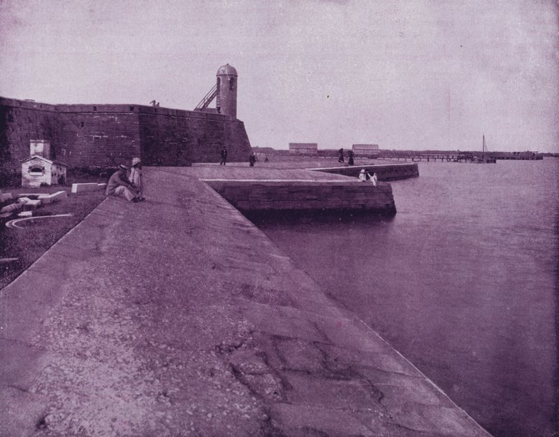 الحصن القديم والجدار البحري في سانت أوغسطين ، فلوريدا (b / w photo) بواسطة المصور الأمريكي (بعد)