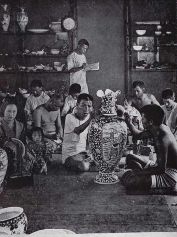 مصممو البورسلين في العمل ، في Kinkosan Works الشهيرة في Awata ، Kioto (b / w photo) بواسطة المصور الأمريكي (بعد)