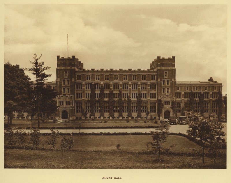 جامعة برينستون: Guyot Hall (b / w photo) بواسطة المصور الأمريكي (بعد)