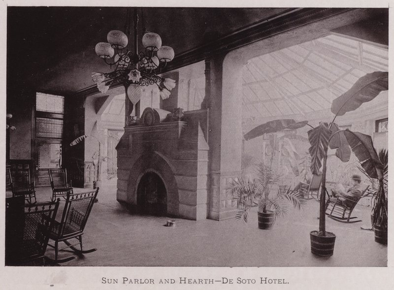 Sun Parlor and Hearth ، فندق De Soto (صورة b / w) بواسطة المصور الأمريكي (بعد)