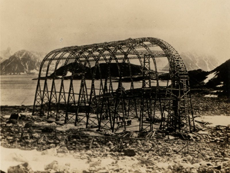 The America, a non-rigid airship built by Mutin Godard in France for Walter Wellmans attempt to reach the North Pole by air. (b/w photo) بواسطة المصور الأمريكي (بعد)