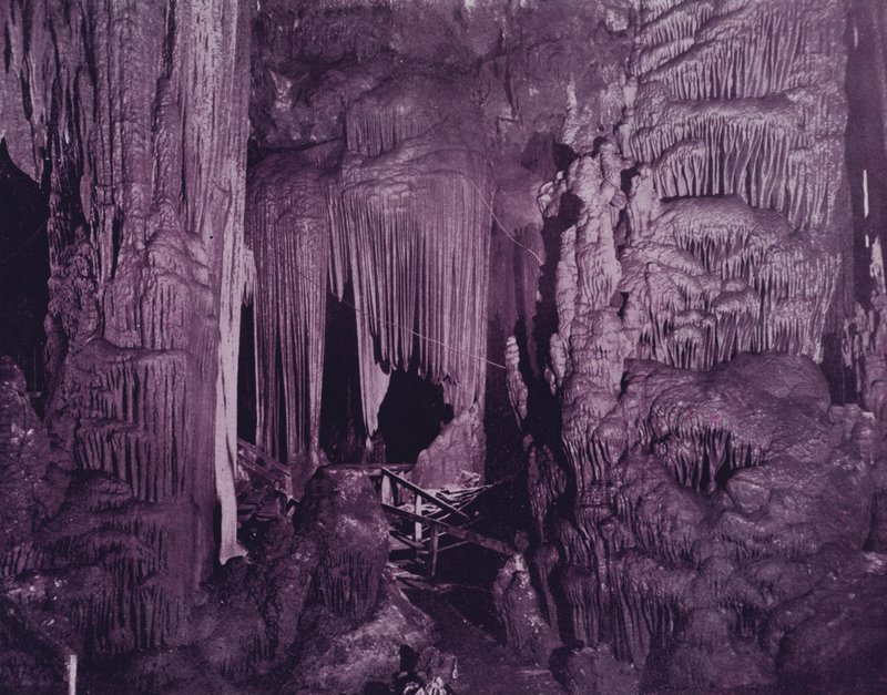 The Saracen's Tent ، Luray Caverns ، Virginia (b / w photo) بواسطة المصور الأمريكي (بعد)