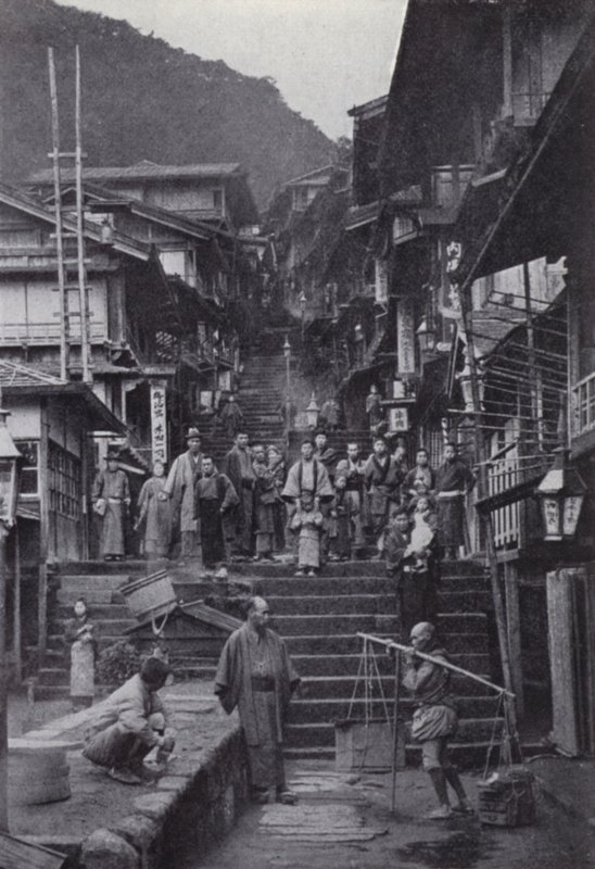 الشارع الرئيسي في Ikao ، قرية الينابيع الساخنة (b / w photo) بواسطة المصور الأمريكي (بعد)