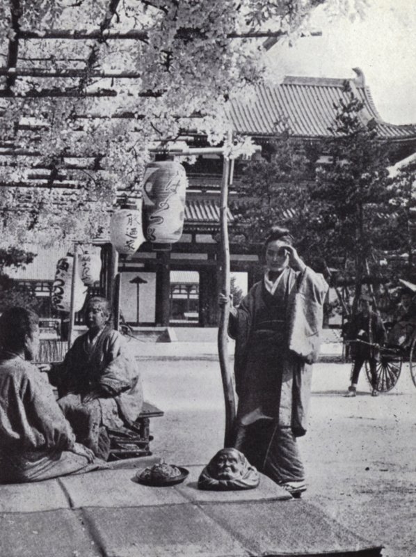 شرفة مقهى Kioto (صورة بالأبيض والأسود) بواسطة المصور الأمريكي (بعد)