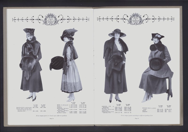 انتشار من صفحتين من The Theatre of Fur Fashion (صورة بالأبيض والأسود) بواسطة المصور الأمريكي (بعد)