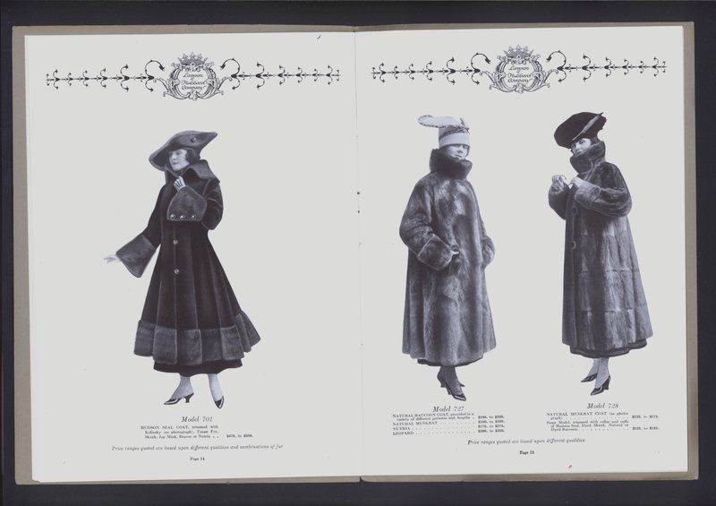 انتشار من صفحتين من The Theatre of Fur Fashion (صورة بالأبيض والأسود) بواسطة المصور الأمريكي (بعد)