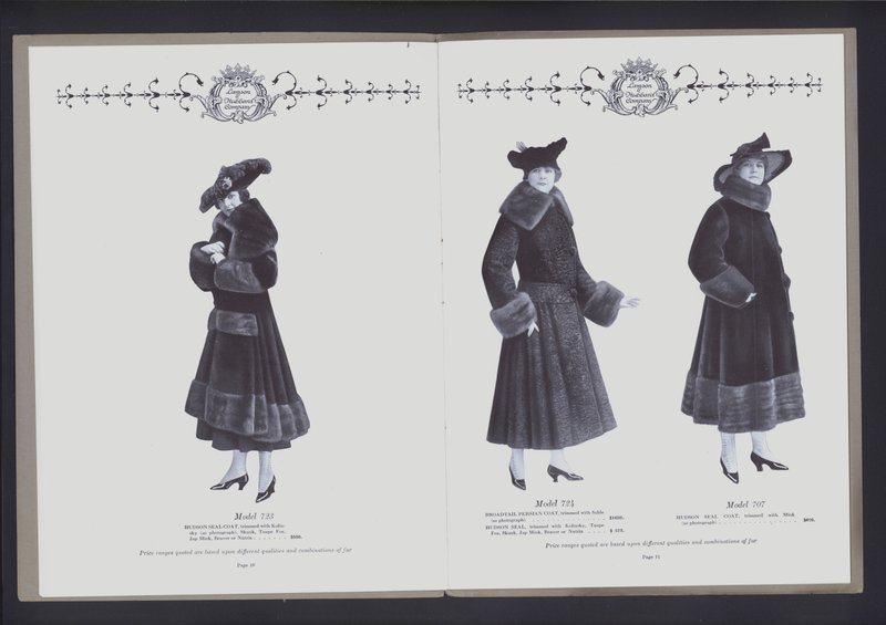 انتشار من صفحتين من The Theatre of Fur Fashion (صورة بالأبيض والأسود) بواسطة المصور الأمريكي (بعد)