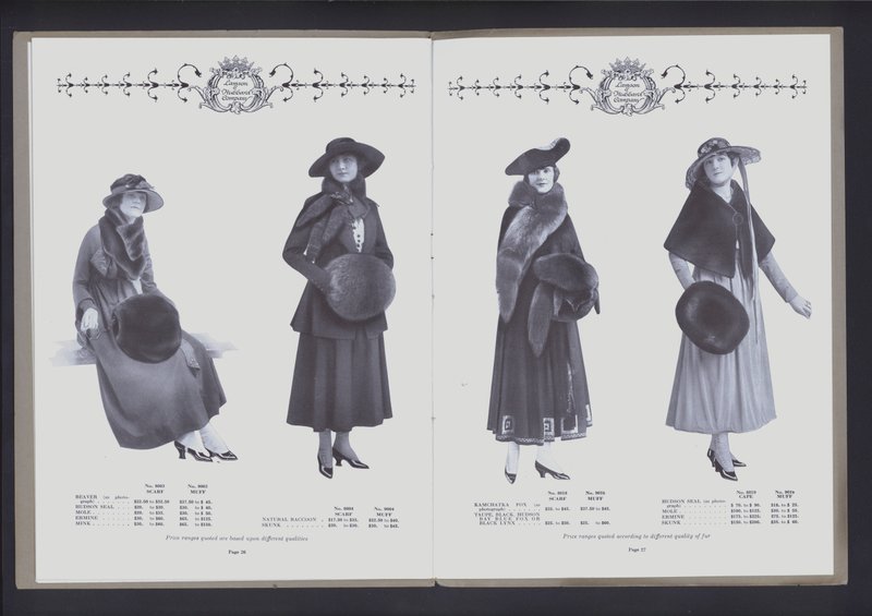 انتشار من صفحتين من The Theatre of Fur Fashion (صورة بالأبيض والأسود) بواسطة المصور الأمريكي (بعد)