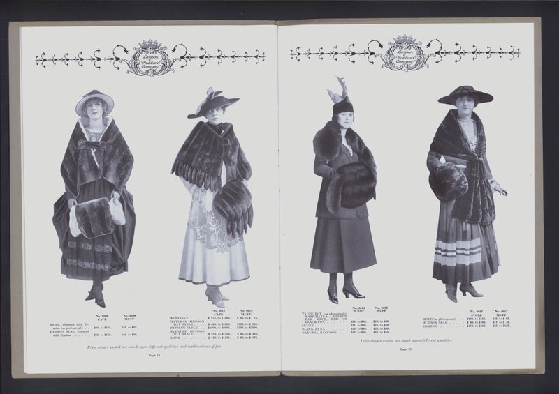 انتشار من صفحتين من The Theatre of Fur Fashion (صورة بالأبيض والأسود) بواسطة المصور الأمريكي (بعد)