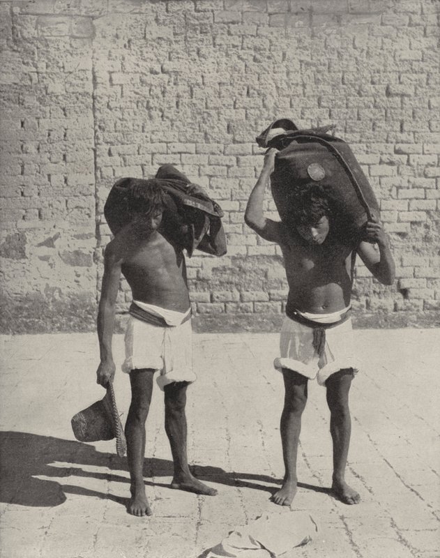 ناقلات المياه في غواناخواتو (صورة b / w) بواسطة المصور الأمريكي (بعد)