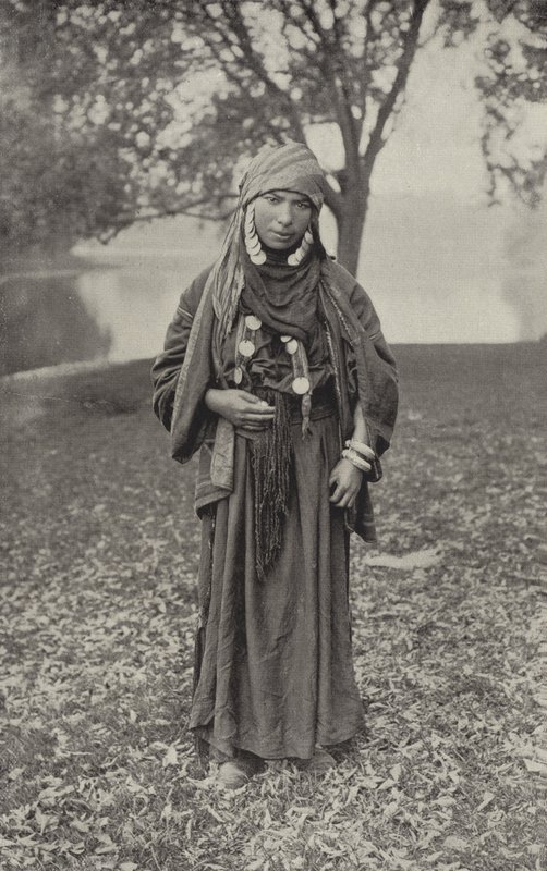 امرأة بدوية في الصحراء بواسطة مصور أمريكي