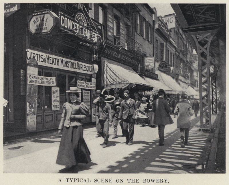مشهد نموذجي على Bowery (صورة بالأبيض والأسود) بواسطة مصور أمريكي