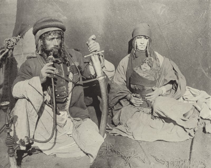 الرئيس البدوي والأسرة بواسطة مصور أمريكي