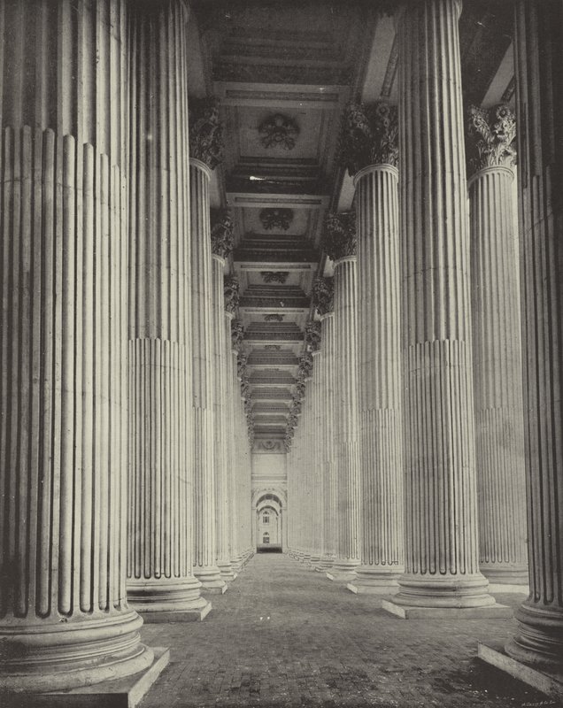 أعمدة Peristyle بواسطة مصور أمريكي