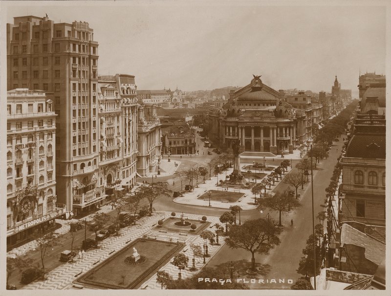 ساحة فلوريانو بيكسوتو، ريو دي جانيرو (صورة بالأبيض والأسود) بواسطة المصور البرازيلي