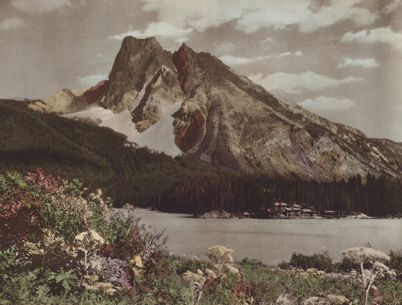 Mount Burgess and Emerald Lake Chalet (صورة ملونة) بواسطة بايرون هيل هارمون