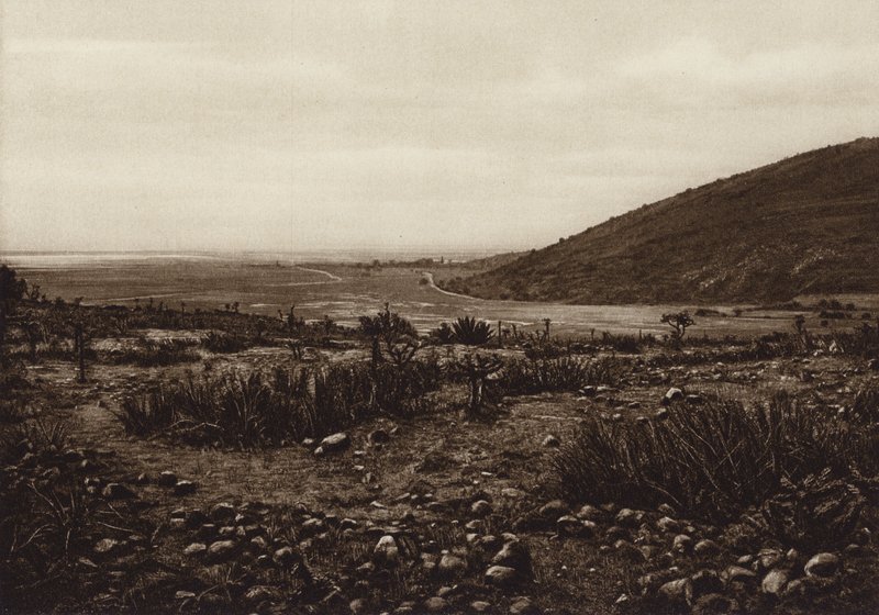 المكسيك: بالقرب من بحيرة Tetzcoco بين San Isabel Tola و Guadalupe (b / w photo) بواسطة سيسيل سيلير ساكس