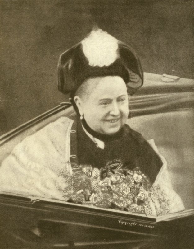 الملكة فيكتوريا تبتسم ، بعد أن قبلت للتو باقة من الزهور ، جزيرة وايت ، حوالي عام 1887 (صورة بالأبيض والأسود) بواسطة تشارلز نايت