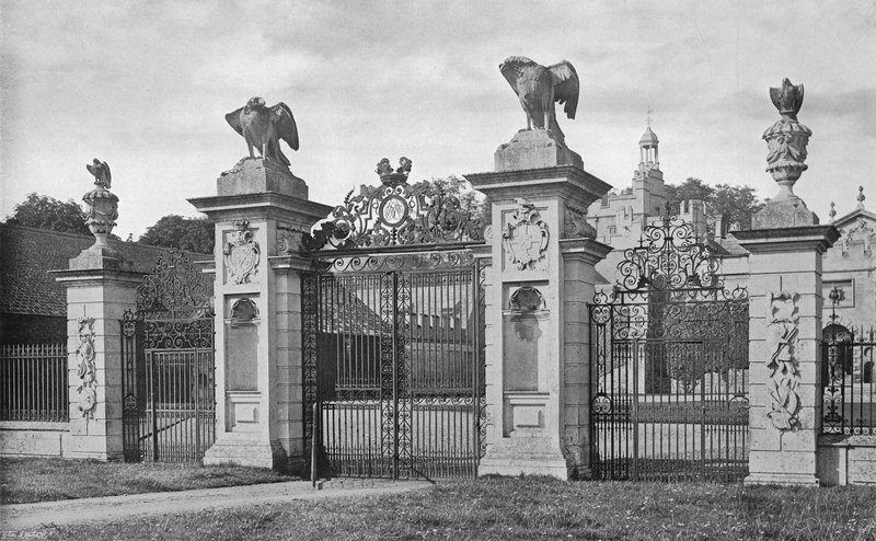 درايتون: The Forecourt Gates (صورة b / w) بواسطة تشارلز لاثام