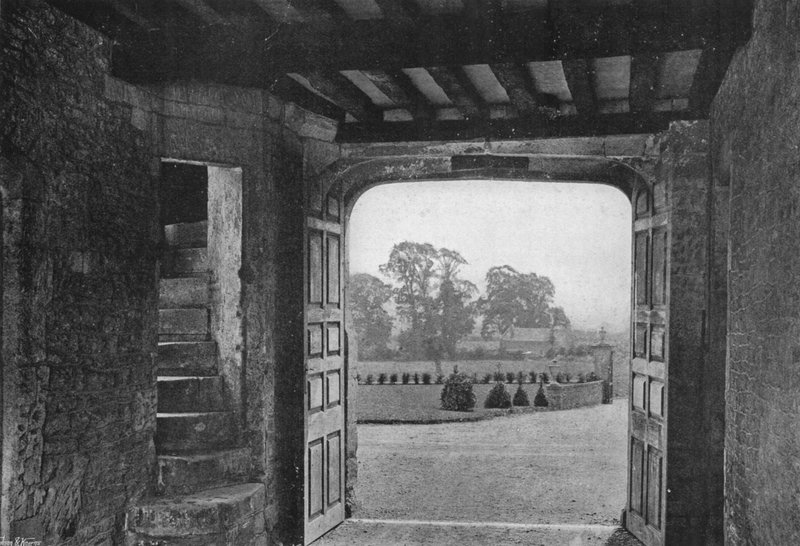 Gatehouse Entrance (b/w photo) بواسطة تشارلز لاثام