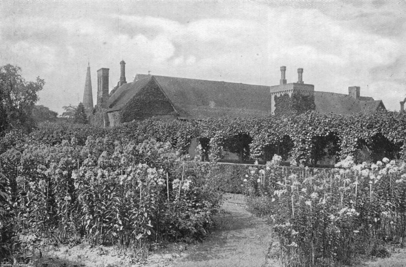 In the Priory Garden (b/w photo) بواسطة تشارلز لاثام