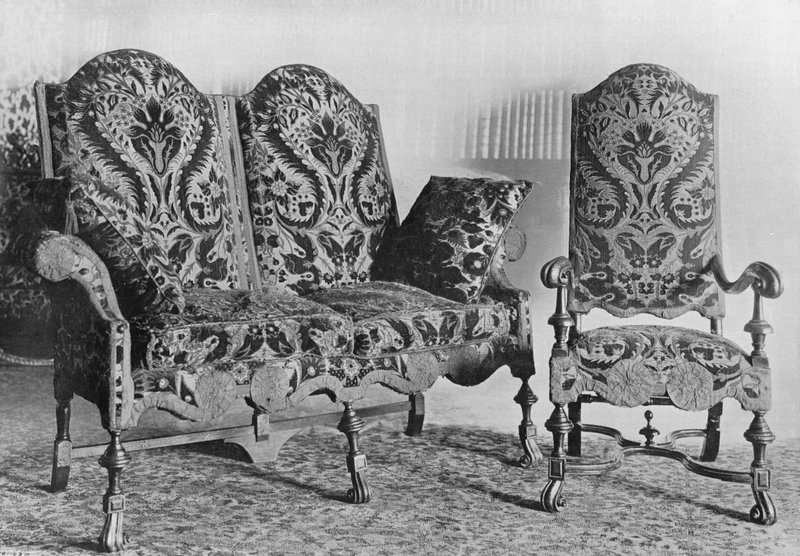 مجموعة من كراسي الجوز و Settee Coverd باللغة الإنجليزية Velvat بواسطة تشارلز لاثام