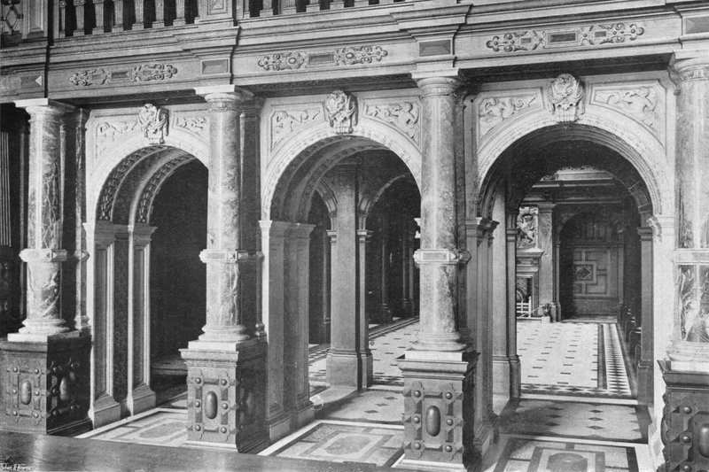 The Marble Hall (b/w photo) بواسطة تشارلز لاثام