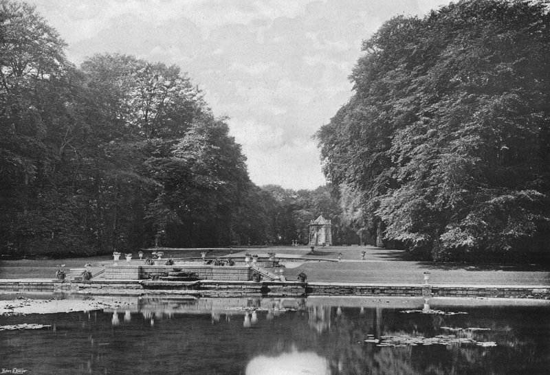 The Obelisk Pond (b/w photo) بواسطة تشارلز لاثام