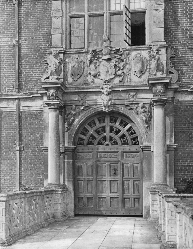 البوابة الخارجية ، قاعة Blickling بواسطة تشارلز لاثام