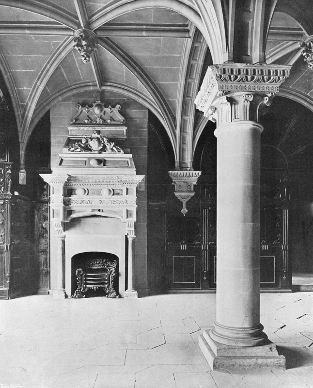 The Pillar-Room (b/w photo) بواسطة تشارلز لاثام