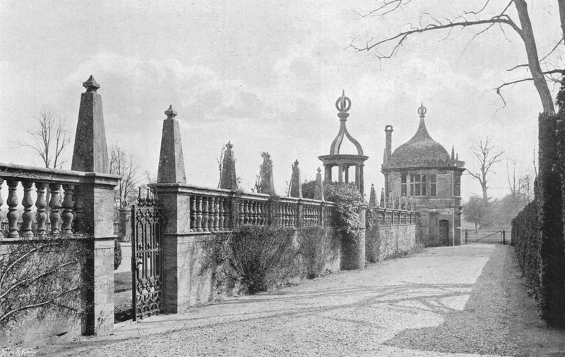 The South Walk Outside the Forecourt (صورة بالأبيض والأسود) بواسطة تشارلز لاثام