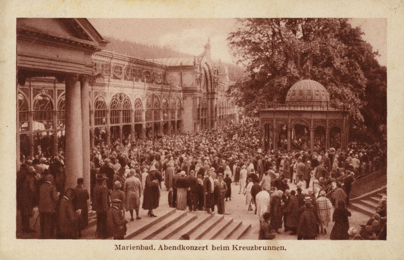 بطاقة بريدية تصور حشدًا من الأشخاص الذين يحضرون حفلًا مسائيًا في Kreuzbrunnen بواسطة المصور التشيكي