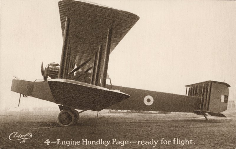 طائرة ذات 4 محركات من نوع Handley Page ، جاهزة للطيران (صورة b / w) بواسطة مصور انجليزى