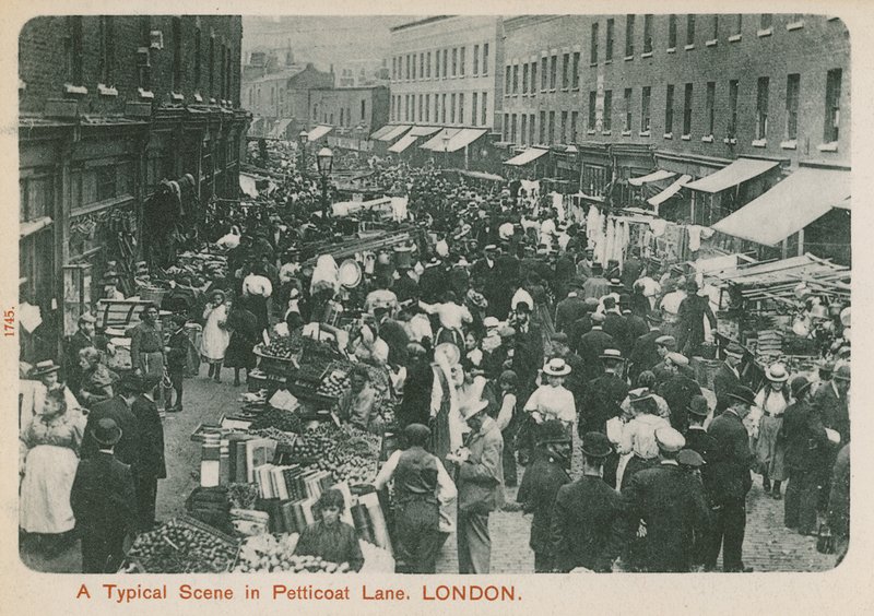 مشهد نموذجي في Petticoat Lane ، لندن بواسطة مصور انجليزى