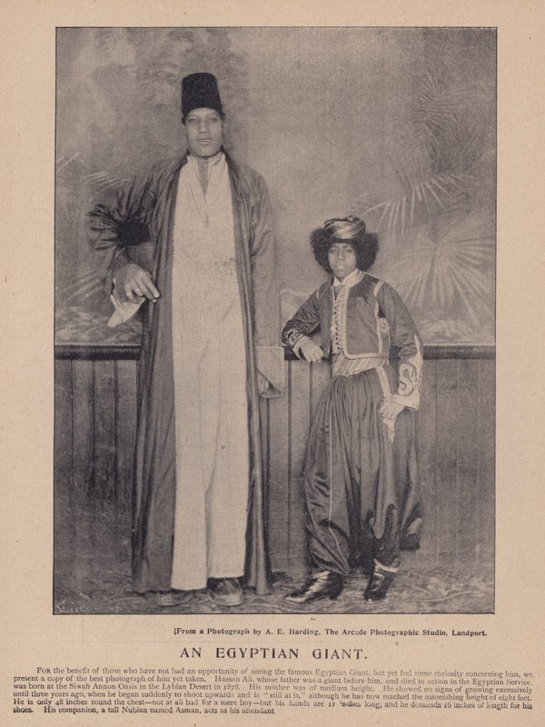 عملاق مصري (صورة بالأبيض والأسود) بواسطة مصور انجليزى