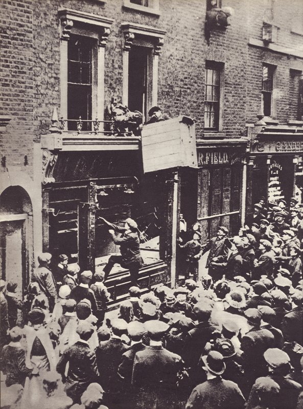 الهجوم على متجر ألماني في لندن ، ج 1914 بواسطة مصور انجليزى