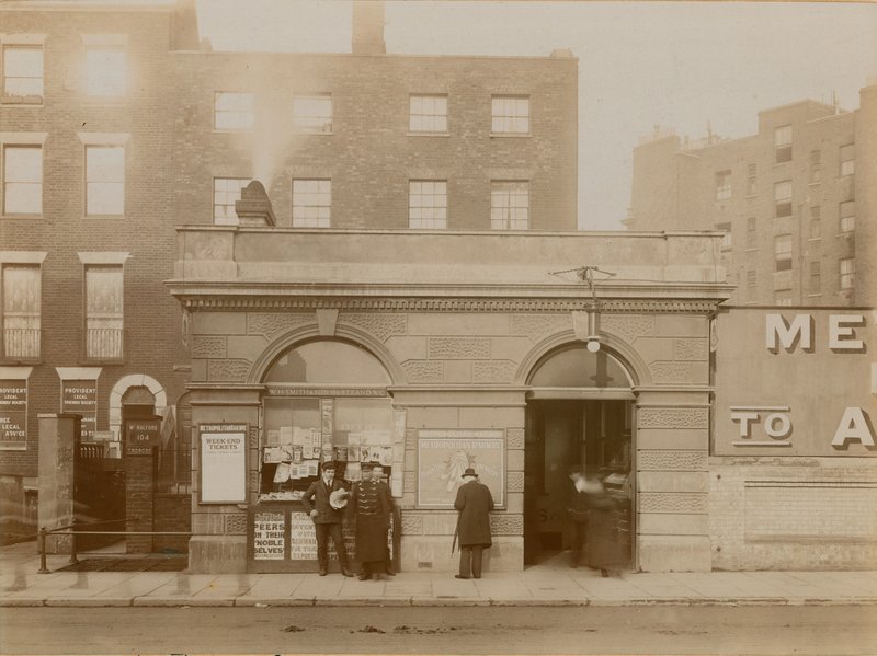 محطة سكة حديد بيكر ستريت ، المدخل الشرقي ، طريق ماريليبون ، لندن ؛ تم التقاط الصورة في مايو 1908 بواسطة مصور انجليزى