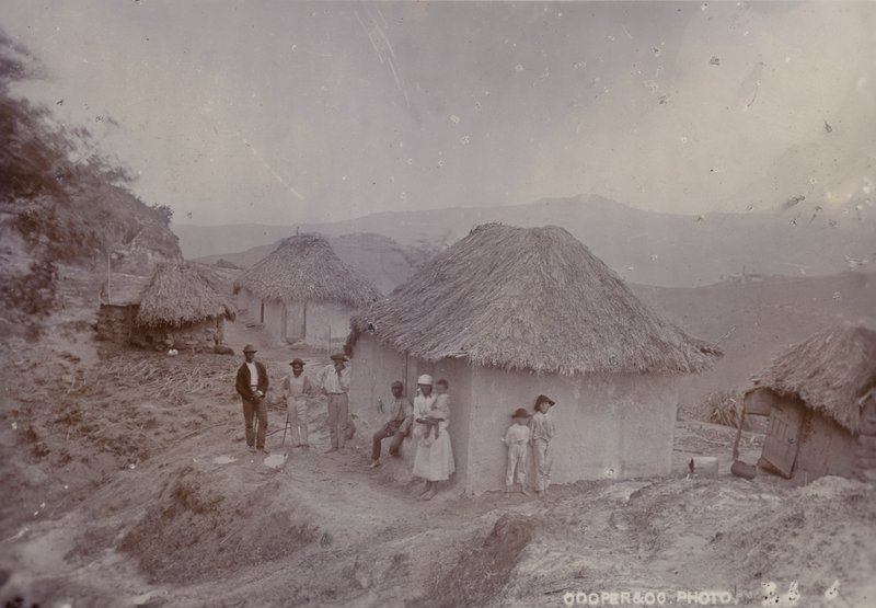 قرية بربادوس على جانب تل ، 1880 بواسطة مصور انجليزى