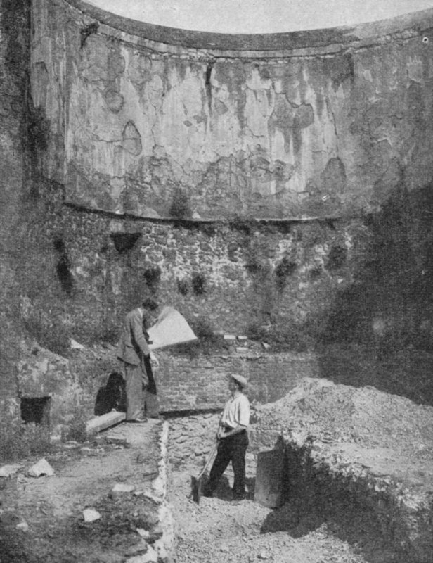 Bastion of the historic London Wall, found at Cripplegate, during excavations after WW2 (b/w photo) بواسطة مصور انجليزى