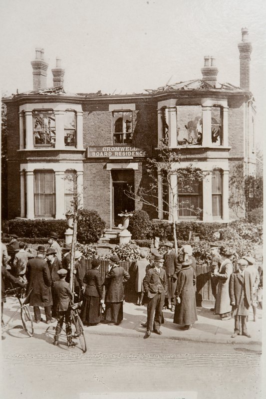 Boarding house on Cromwell Road damaged in a Zeppelin raid on Southend, Essex بواسطة مصور انجليزى