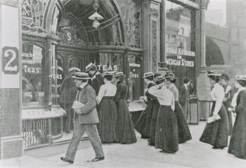 حزب حديقة قصر باكنغهام ، 1911 بواسطة مصور انجليزى