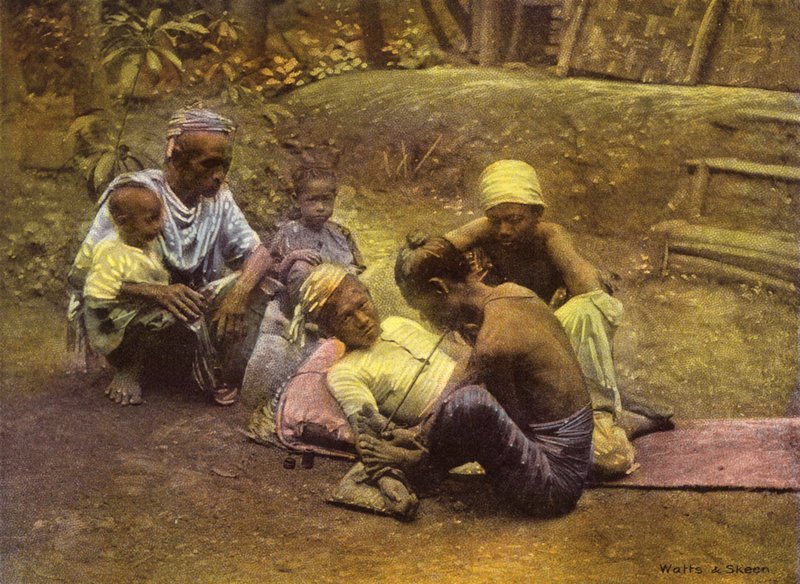 بورما / ميانمار: الوشم (صورة ملونة) بواسطة مصور انجليزى